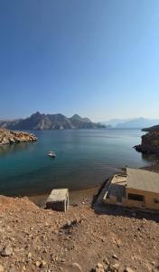 ディバにあるMusandam Starlight Dhow Cruiseの大量の水船
