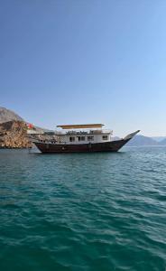 ディバにあるMusandam Starlight Dhow Cruiseの大舟
