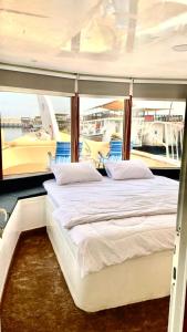 ディバにあるMusandam Starlight Dhow Cruiseの- ボート上のベッドルーム(大型ベッド1台付)
