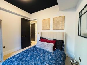 Postel nebo postele na pokoji v ubytování Stylish New Build Flat Just 300m from Tube Station