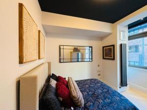 Postel nebo postele na pokoji v ubytování Stylish New Build Flat Just 300m from Tube Station + 18 fotografií