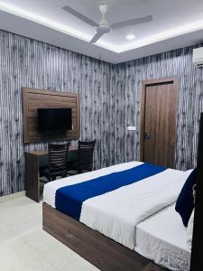 Postel nebo postele na pokoji v ubytování HOTEL MM VAIRO CAFE ,Agra