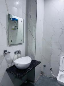 Koupelna v ubytování HOTEL MM VAIRO CAFE ,Agra