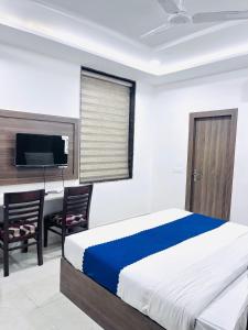 Postel nebo postele na pokoji v ubytování HOTEL MM VAIRO CAFE ,Agra