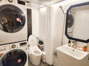 a small bathroom with a washing machine and a toilet at New Sale 프리미엄 대치 강남 The Premium Daechi Gangnam in Seoul