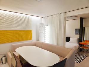 a living room with a white table and a bed at New Sale 프리미엄 대치 강남 The Premium Daechi Gangnam in Seoul