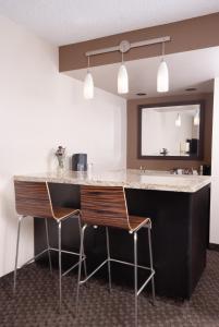 cocina con 2 sillas y encimera con fregadero en Hyatt Regency Green Bay, en Green Bay