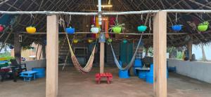 un parque infantil con columpios y hamacas en un edificio en WoodPacker Hostel Pondicherry, en Auroville 15 fotos más