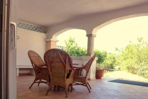 Et opholdsområde på Perla Del Porto Apartments + 3 billeder