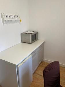 Una cocina con un microondas encima de una encimera. en Bluestars Home, en Karlovy Vary 86 fotos más