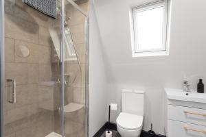 Et badeværelse på Edinburgh City Penthouse Studio