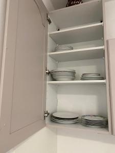 un armario con platos y platos. en Bluestars Home, en Karlovy Vary