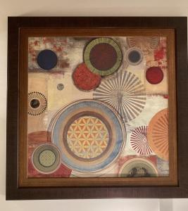 un cuadro enmarcado de una pintura de paraguas en NELL GWYNN HOUSE - Hotel Style POD Room 61, en Londres