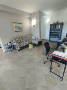 sala de estar con cama y escritorio en Mira Beach, en Praia a Mare