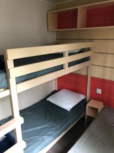 Ένα ή περισσότερα κρεβάτια σε δωμάτιο στο Bungalow "CONFORT" PUY duFOU 2CH-5pers 720FA +5 φωτογραφίες