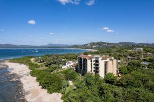 eine Luftaufnahme eines Resorts am Strand in der Unterkunft Stunning Remodeled Beachfront Condo! in Tamarindo