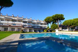 レスカラにあるGran Sol C 01の建物の前のプール