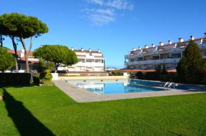 レスカラにあるGran Sol C 01のスイミングプールと建物のあるリゾート +4枚の写真