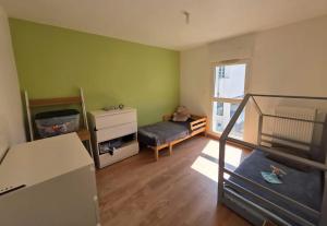 een kleine kamer met een slaapkamer met een stapelbed bij Villa - Le Nids sur Orge in Villiers-sur-Orge