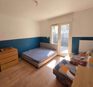 een slaapkamer met twee bedden en een raam bij Villa - Le Nids sur Orge in Villiers-sur-Orge