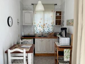 cocina con mesa y microondas en Casa Mussa, en Valle Gran Rey 24 fotos más