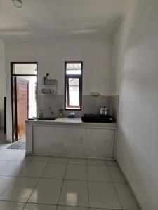 Η κουζίνα ή μικρή κουζίνα στο Pondok Asri Guest House by Sidhi Hospitality Experiences