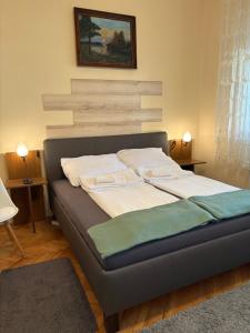 een groot bed in een kamer met bij Amicii apartman in Makó +21 foto's