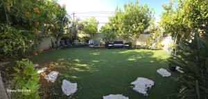 a garden with rocks in the middle of a yard at B&B Amit 18 minutes from airport in Petaẖ Tiqwa
