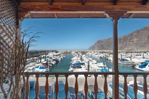 a view of a marina from a balcony at Cozy apartment with sea view - 70 m² in Acantilado de los Gigantes