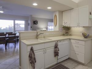 Kuchyň nebo kuchyňský kout v ubytování Hale Alaula - Ocean View