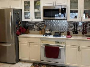 Kuchyň nebo kuchyňský kout v ubytování Hale Alaula - Ocean View