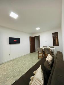 a living room with a couch and a table at Búzios Apartamento Charmoso in Búzios