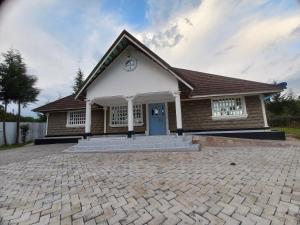 una casa con una entrada de ladrillo delante de ella en Mara Safaris BNB, en Bomet