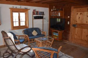 Η κουζίνα ή μικρή κουζίνα στο Romantisches Bauernhaus Höhe für 61 Erw 2 Kinder +15 φωτογραφίες