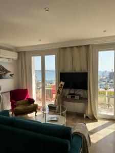 TV a/nebo společenská místnost v ubytování L Appart Bandolais T2 vue Mer, garage privé, accès village, clim