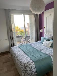 Postel nebo postele na pokoji v ubytování L Appart Bandolais T2 vue Mer, garage privé, accès village, clim