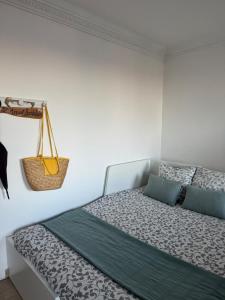 Postel nebo postele na pokoji v ubytování L Appart Bandolais T2 vue Mer, garage privé, accès village, clim + 17 fotografií