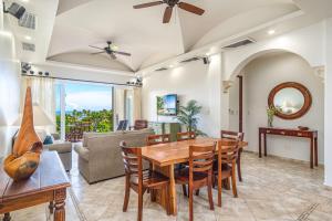 uma sala de jantar com uma mesa, cadeiras e um sofá em Beautiful Ocean View Condo Steps To The Beach em Tamarindo
