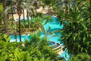 uma vista aérea de uma piscina de resort com palmeiras em Beautiful Ocean View Condo Steps To The Beach em Tamarindo