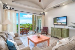 uma sala de estar com um sofá e uma mesa em Beautiful Ocean View Condo Steps To The Beach em Tamarindo