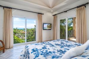 um quarto com uma cama e uma janela grande em Beautiful Ocean View Condo Steps To The Beach em Tamarindo mais 8 fotografias