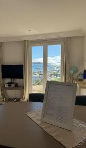 TV a/nebo společenská místnost v ubytování L Appart Bandolais T2 vue Mer, garage privé, accès village, clim