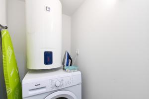 a dryer sitting on top of a washing machine at Largo da Praça Boutique by Sé Apartamentos in Braga
