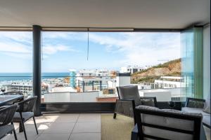 ein Balkon mit Stühlen und Blick auf das Meer in der Unterkunft Apartment Sunny Place in Fuengirola