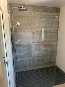 Ένα μπάνιο στο Appartement indépendant jusqu'à 10 personnes