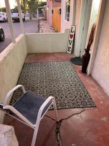 einen Stuhl auf der Veranda eines Hauses in der Unterkunft Central Phoenix Value Stay Yellow Room in Phoenix + 5 Fotos