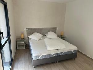 Ένα ή περισσότερα κρεβάτια σε δωμάτιο στο Appartement indépendant jusqu'à 10 personnes