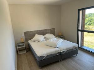 Ένα ή περισσότερα κρεβάτια σε δωμάτιο στο Appartement indépendant jusqu'à 10 personnes