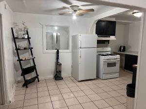 eine Küche mit einem weißen Kühlschrank und einem Herd in der Unterkunft Central Phoenix Value Stay Yellow Room in Phoenix