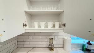 Kuchyň nebo kuchyňský kout v ubytování Modern Luxury House 3B&4B House 30 mins DTLA + 26 fotografií